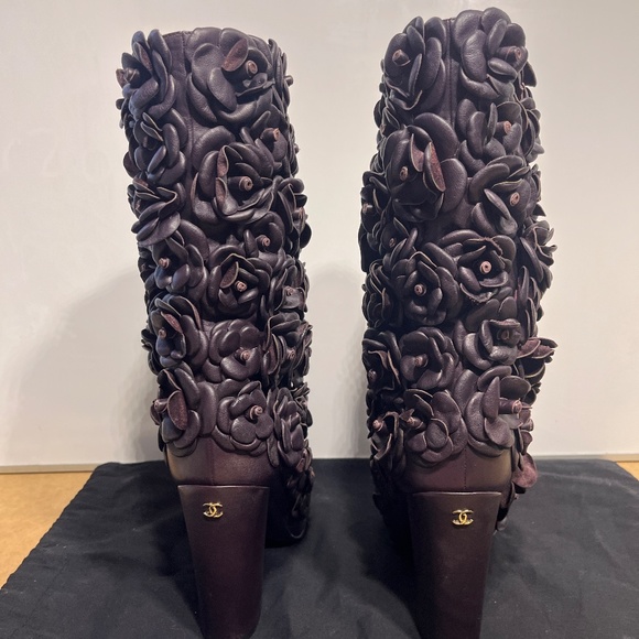 STUNNING Chanel Camellia Boots - Picture 3 of 12